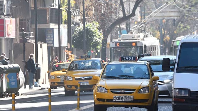 Movimiento de taxis y transporte público en el centro de la ciudad de Córdoba. (Pedro Castillo/ La Voz)