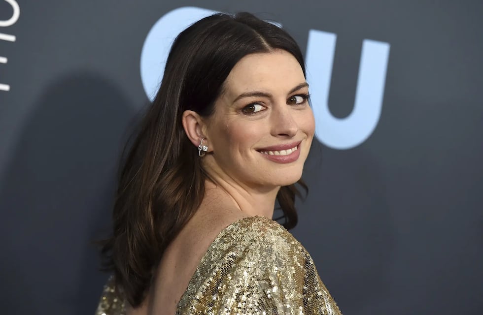 Anne Hathaway deslumbró en la Met Gala 2023 con un vestido Chanel inspirado en Versace