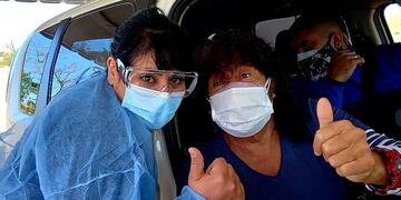 Feliz. La Mona junto a la enfermera Rosa González, la misma que le inoculó la primera dosis.