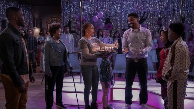 THE UPSHAWS (L to R) JERMELLE SIMON as BERNARD, WANDA SYKES as LUCRETIA, KIM FIELDS as REGINA, MIKE EPPS as BENNIE, JOURNEY CHRISTINE as MAYA, KHALI SPRAGGINS as AALIYAH, and DIAMOND LYONS as KELVIN in episode 101 of THE UPSHAWS Cr. LARA SOLANKI/NETFLIX © 2021