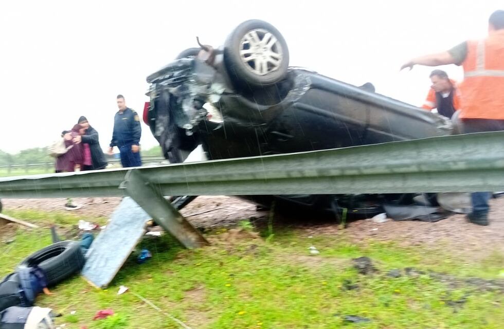 La lluvia provocó un impactante vuelco en Autovía Nacional 12