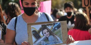 Úrsula Bahillo, en la foto inferior, fue víctima de un femicidio. La justicia condenó con prisión perpetua al asesino. (Gentileza Clarín/Lucía Merle)