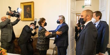 Kristalina Georgieva y Alberto Fernández en la embajada de Argentina en Roma. El Gobierno intentará avanzar para cerrar un acuerdo con el Fondo para el próximo año (FMI)