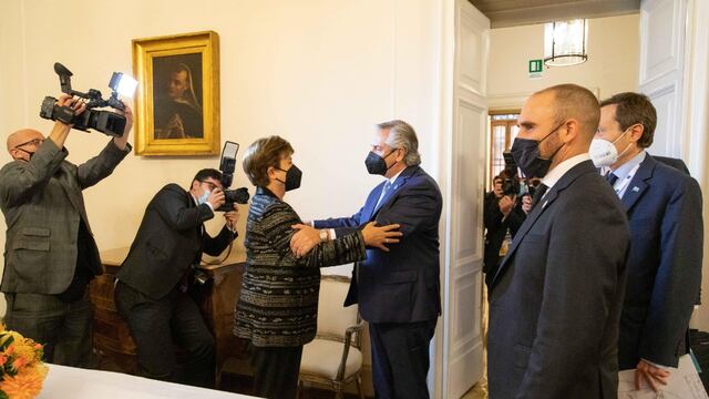 Kristalina Georgieva y Alberto Fernández en la embajada de Argentina en Roma. El Gobierno intentará avanzar para cerrar un acuerdo con el Fondo para el próximo año (FMI)