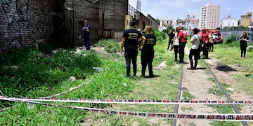 Evidencia que podría pertenecer a Anahí Bulnes. Ropa y calzado en una bolsa de residuos similar a la que tenía el día de la desaparición, en Costanera Sur a la altura del puente Ferroviario, Córdoba. (José Gabriel Hernández / La Voz)