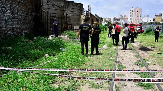 Evidencia que podría pertenecer a Anahí Bulnes. Ropa y calzado en una bolsa de residuos similar a la que tenía el día de la desaparición, en Costanera Sur a la altura del puente Ferroviario, Córdoba. (José Gabriel Hernández / La Voz)