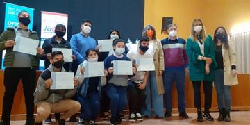 56 personas estuvieron recibiendo el certificado de finalización de curso.