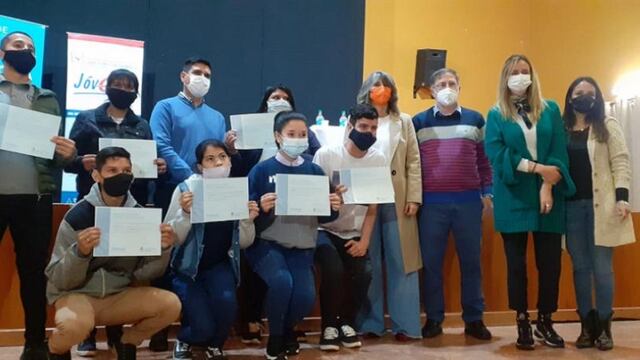 56 personas estuvieron recibiendo el certificado de finalización de curso.