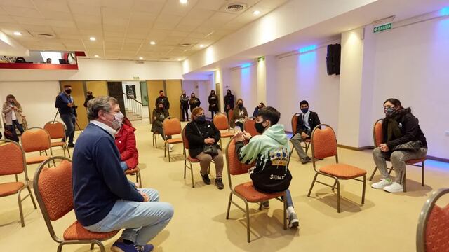 El intendente Daniel Orozco dialoga con los estudiantes beneficiados por la beca Fotocopias otorgada por la comuna. En esta caso fueron los primeros 10 de los 800 beneficiados.