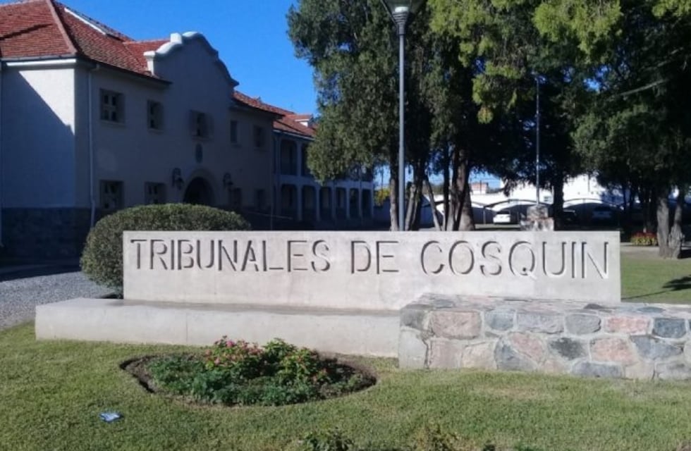 Droga en la iglesia: una pareja vendía drogras en las escalinatas de una parroquia en Cosquín