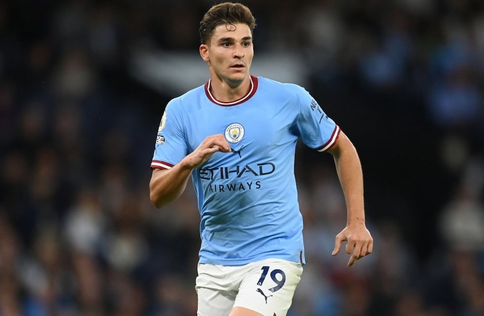 Locura por Julián Álvarez: invadió el campo de juego y le dio un beso al futbolista cordobés