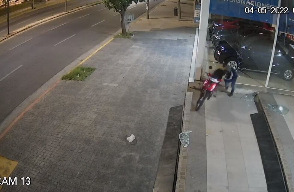 Video: así roban una moto de una concesionaria de Córdoba en menos de 25 segundos