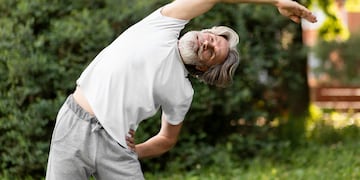 Qué ejercicios se recomiendan hacer después de los 50 años, según los expertos.