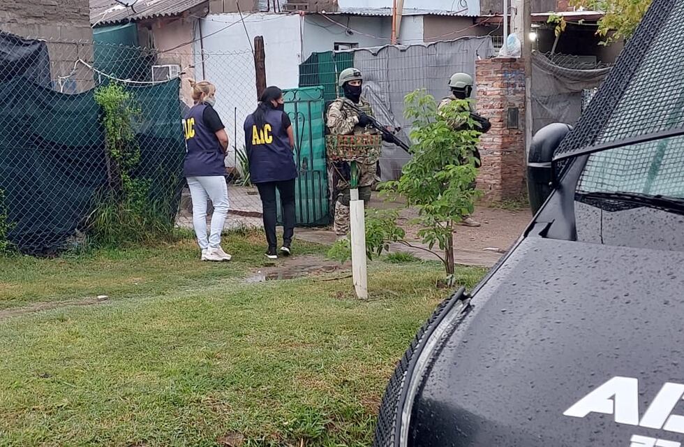 Frontera: detenidos por planta de marihuana y un rifle