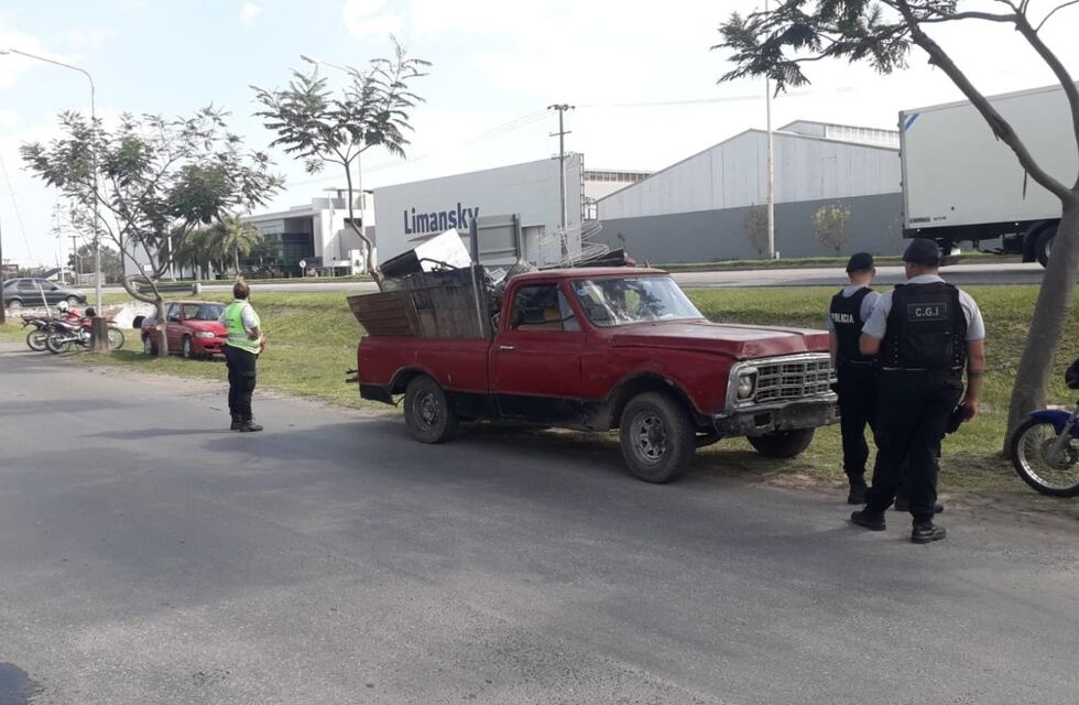 Retuvieron una camioneta que transportaba chatarra