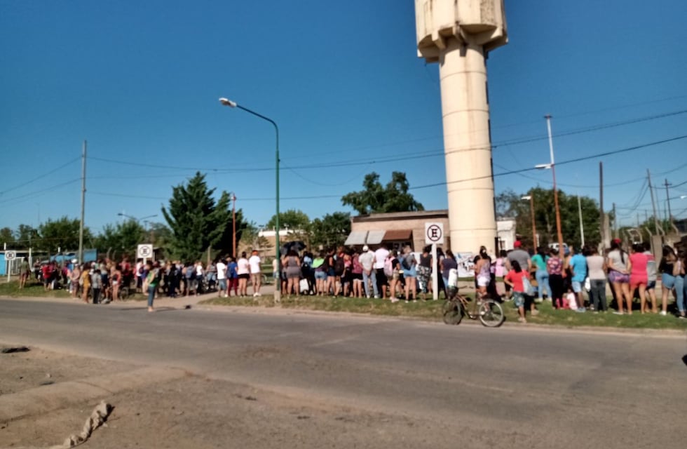 Bajo un sol rajante vecinos de Cabín 9 continúan haciendo filas para buscar agua potable
