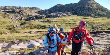 Trasladaron a una mujer en camilla desde su domicilio al dispensario local.