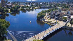Puente peatonal "Centenario" de Villa Carlos Paz, vista desde lo alto.