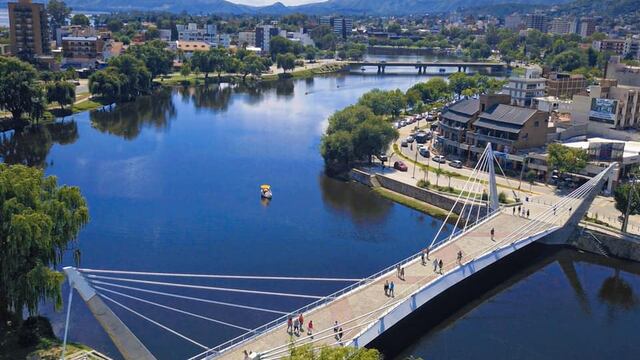 Puente peatonal "Centenario" de Villa Carlos Paz, vista desde lo alto.