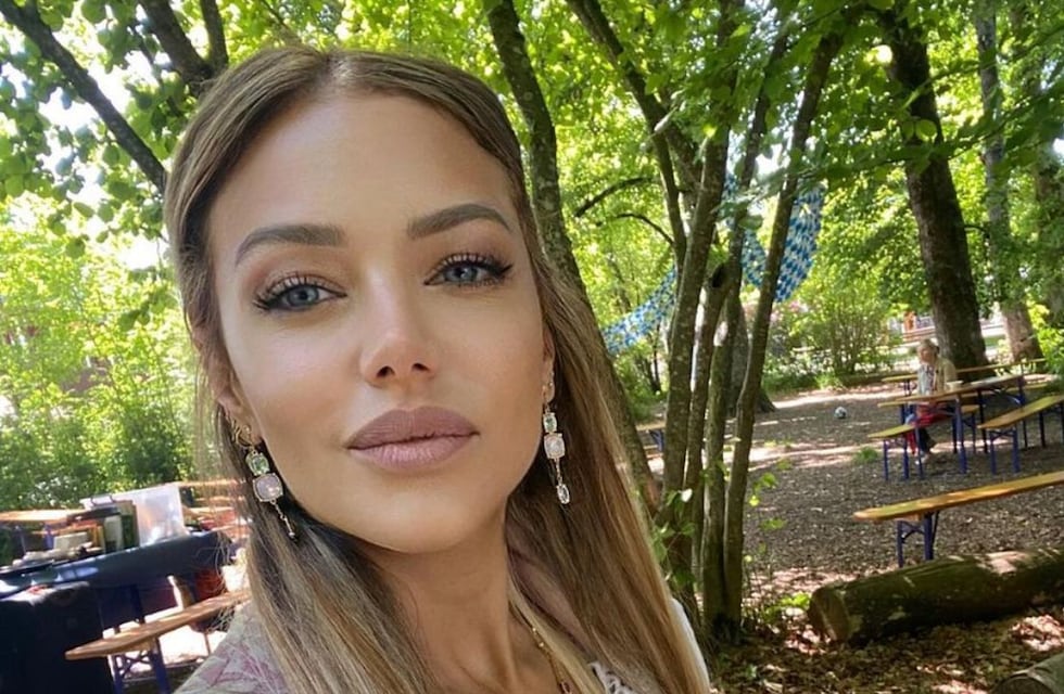 Evangelina Anderson subió la temperatura con una microbikini con estampas tribales