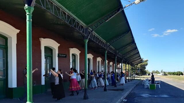 Comienza el "Taller de folclore en verano" en el anden de estación Solier.