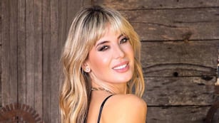 Desde el borde de la pileta, Jesica Cirio tomó el sol con una microbikini negra. / Foto: Instagram