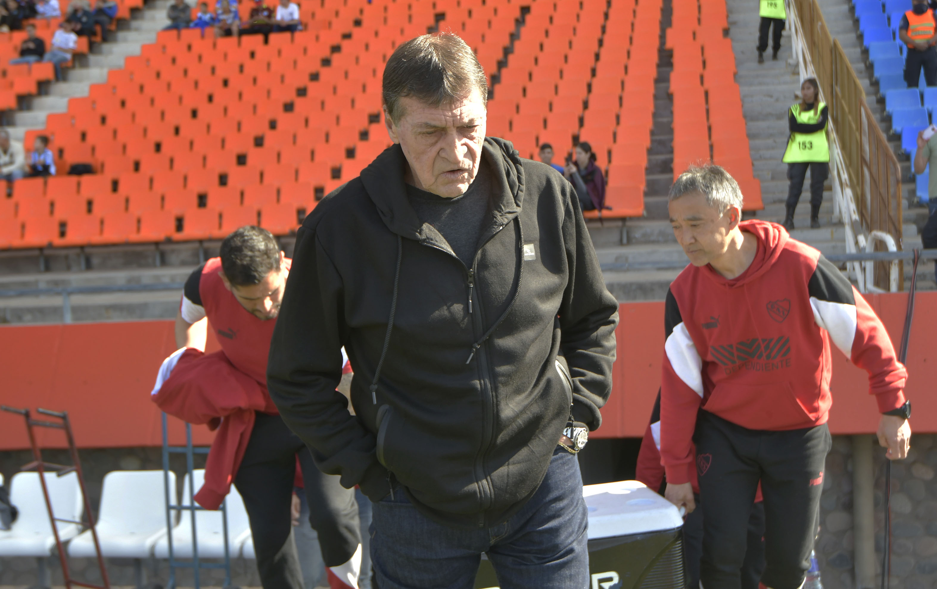 Fútbol Club Godoy Cruz Antonio Tomba
El club Godoy Cruz, obtuvo un empate 1 a 1 ante Independiente de Avellaneda, en el estadio Malvinas Argentinas, por la 15ª fecha de la Liga Profesional.
El Tomba no solo estuvo en desventaja con el gol de Juan Insaurralde para el Rojo, sino que se quedó con un hombre menos por la expulsión de Canale y de todos modos pudo alcanzar la igualdad con un golazo de Tadeo Allende.
Julio César Falcioni
Foto: Orlando Pelichotti / Los Andes