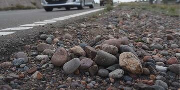 Continúan los accidentes y robos en el Acceso Este, ingreso a Mendoza, por piedras colocadas de forma intencional por delincuentes.