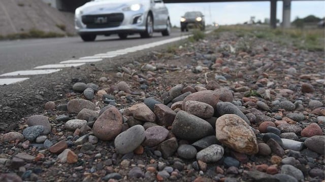 Continúan los accidentes y robos en el Acceso Este, ingreso a Mendoza, por piedras colocadas de forma intencional por delincuentes.