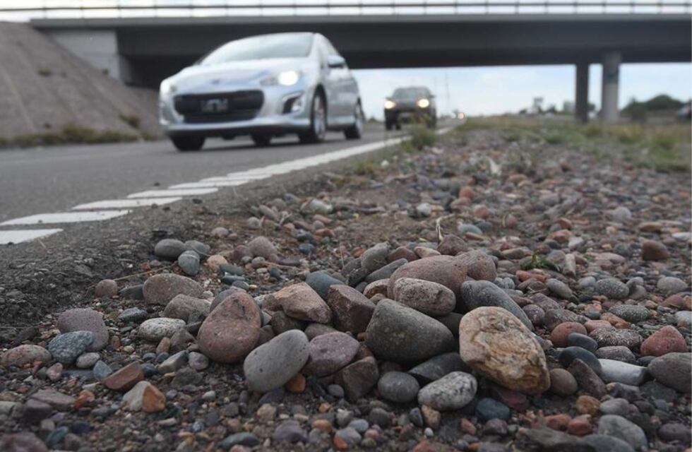 Piedras en la ruta: preocupación por los accidentes viales en el Acceso Este y robos