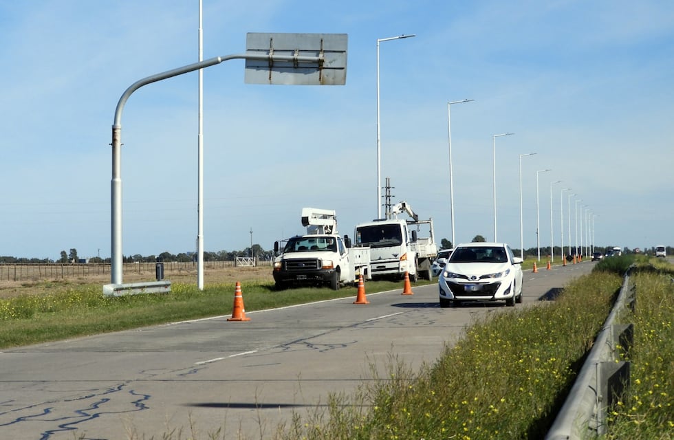 Solicitan reparación de luminarias y pavimento en la zona del Puente Naranja