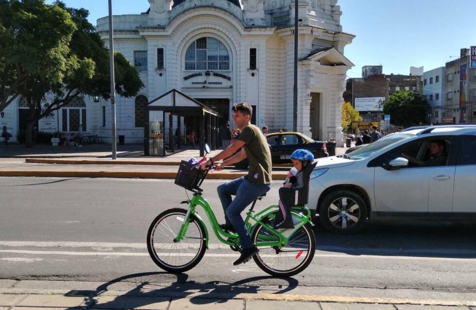 Sumarán bicicletas públicas con sillitas para trasladar chicos en Rosario