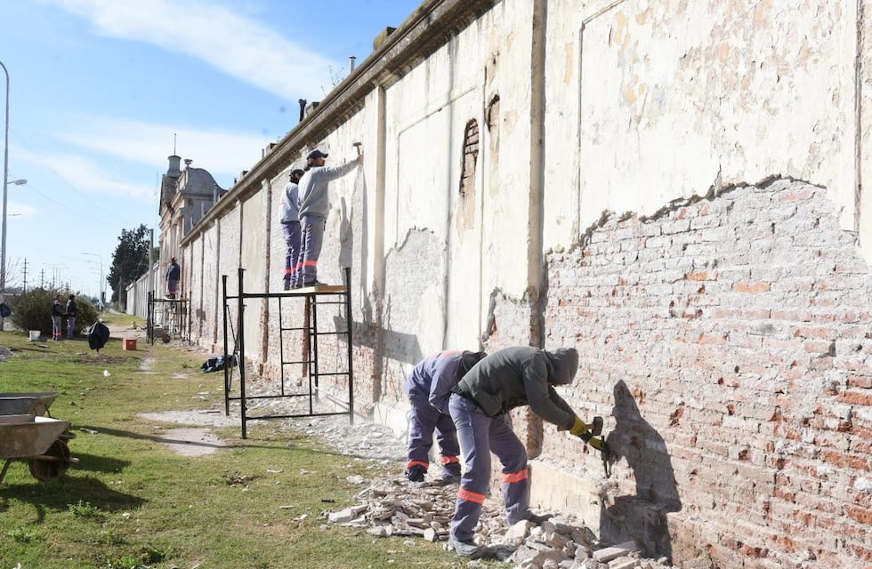 Trabajos de refacción en el frente del Cementerio Municipal