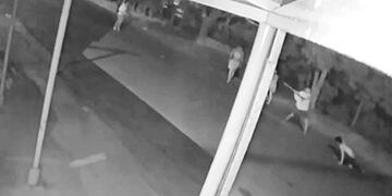 Leandro N. Alem: amenazó a su pareja con prender fuego la casa y terminó golpeado por familiares.