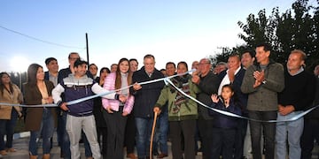 Infraestructura y futuro: Santa Rosa de Leales suma alumbrado, pavimento y nuevo pórtico con apoyo provincial.