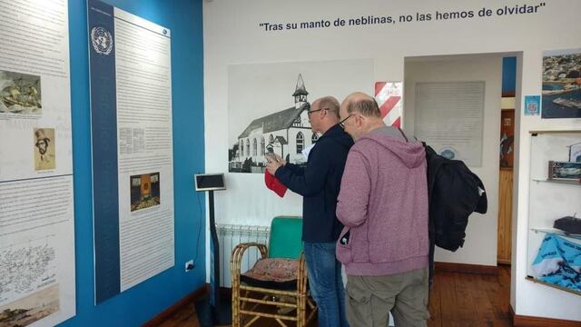 Turistas británicos visitaron el espacio “Pensar Malvinas” de Ushuaia
