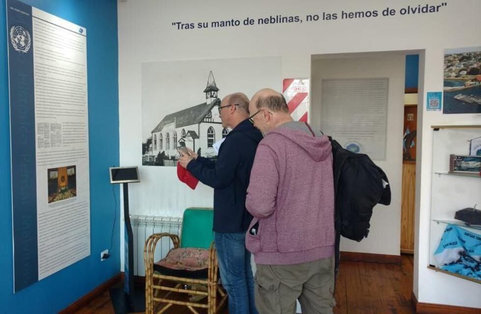 Turistas británicos visitaron el espacio “Pensar Malvinas” de Ushuaia
