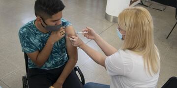 La mitad de los santafesinos ya tiene tres dosis contra el coronavirus