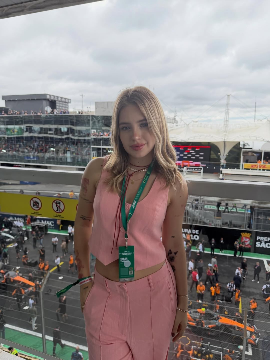 Desde Brasil, Coti Romero alentó a Franco Colapinto y deslumbró con un look rosa que marcó tendencia