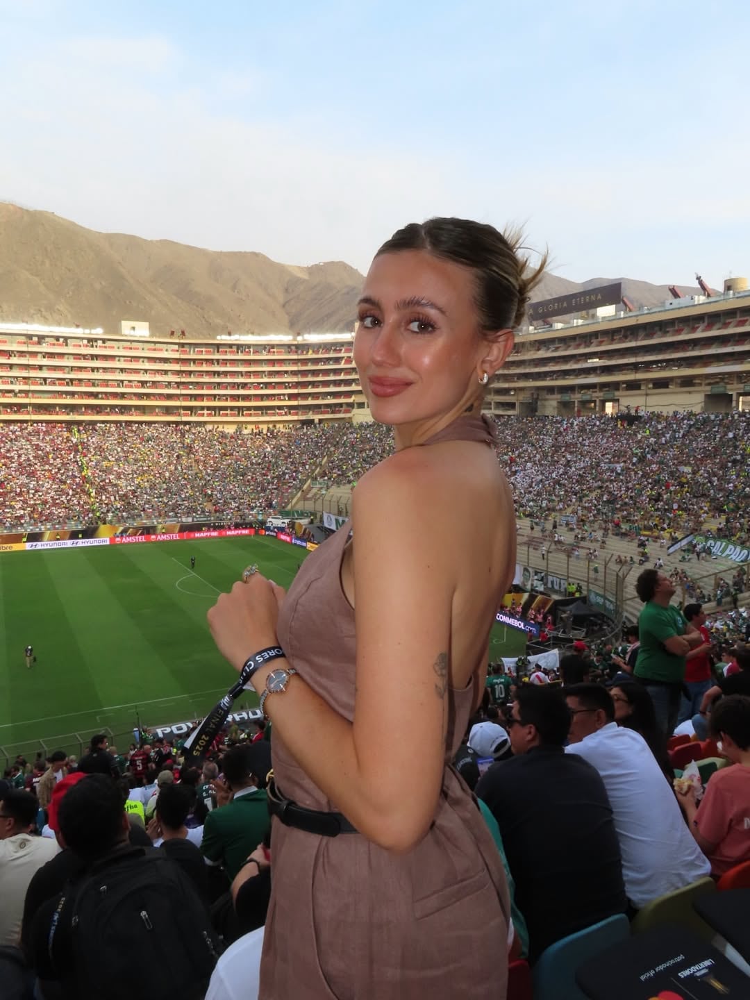 Morena Beltrán apostó por el color del verano y causó sensación con el accesorio del momento