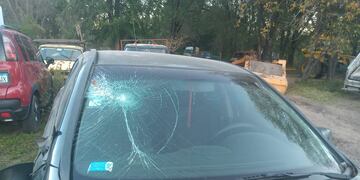 Así quedó el auto de María Luisa tras chocar contra un caballo suelto en la Ruta 38 a la altura de Villa Parque Síquiman.