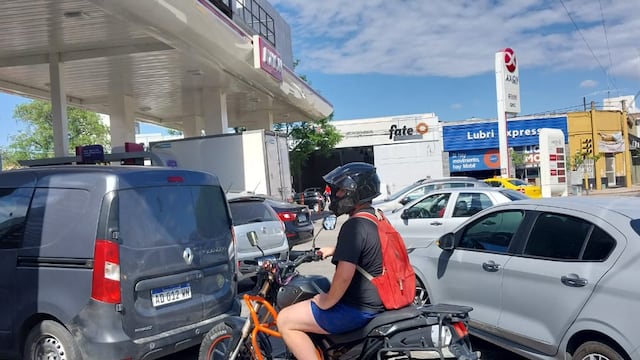 Largas colas en las estaciones de servicio de Córdoba por el faltante de naftas. (Pedro Castillo/La Voz)