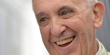 El papa Francisco habla con periodistas durante el vuelo papal directo a Río de Janeiro, el lunes 22 de julio de 2013. (Luca Zennaro/Pool Photo vía AP, Archivo)
