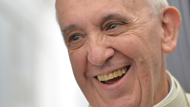 El papa Francisco habla con periodistas durante el vuelo papal directo a Río de Janeiro, el lunes 22 de julio de 2013. (Luca Zennaro/Pool Photo vía AP, Archivo)