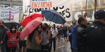 Los manifestantes se congregaron desde las 8.00 h. para cortar el Puente Pueyrredón.