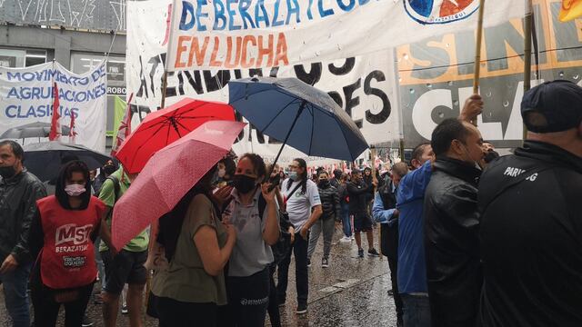 Los manifestantes se congregaron desde las 8.00 h. para cortar el Puente Pueyrredón.