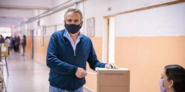 Agustín Rossi emitiendo el voto. (@RossiAgustinOk)