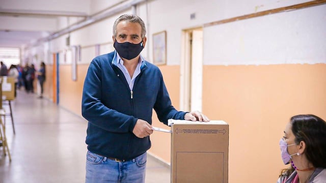 Agustín Rossi emitiendo el voto. (@RossiAgustinOk)