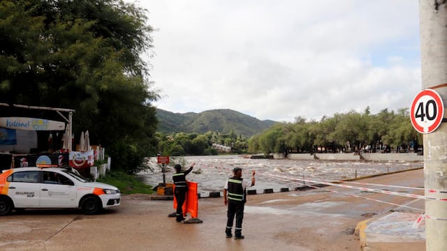 Creciente a la altura del balneario Playas de Oro, en Carlos Paz. (La Voz)