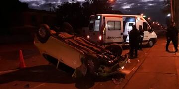 Accidente en Posadas: un conductor abandonó a su acompañante tras chocar el automóvil en el que viajaban.